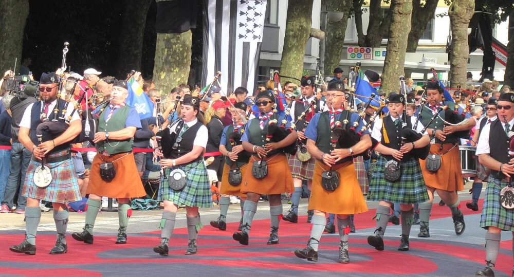Het Festival Interceltique is spectaculair met vele optredens.