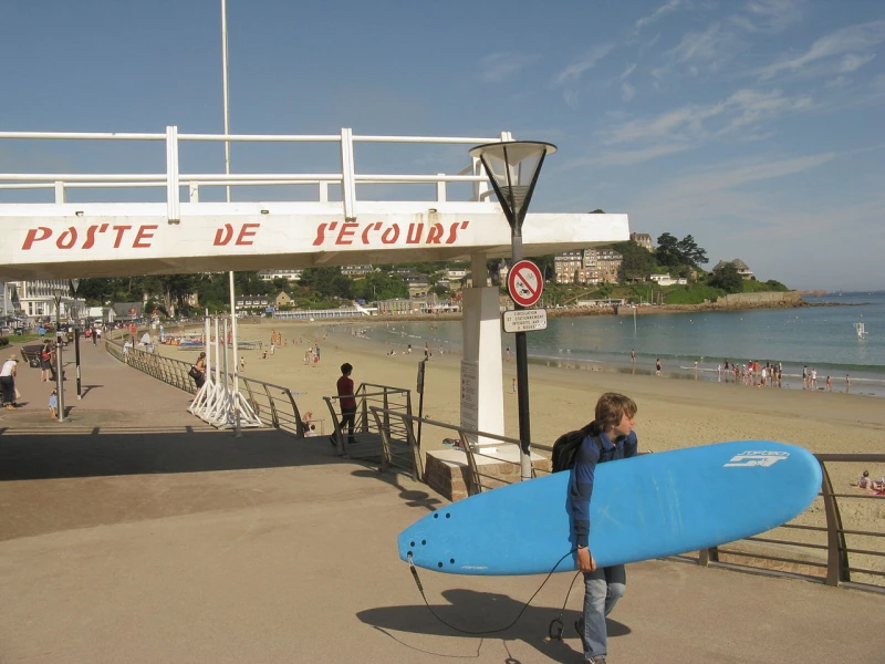 Surfen in Bretagne is mogelijk maar is afhankelijk van de weersomstandigheden.