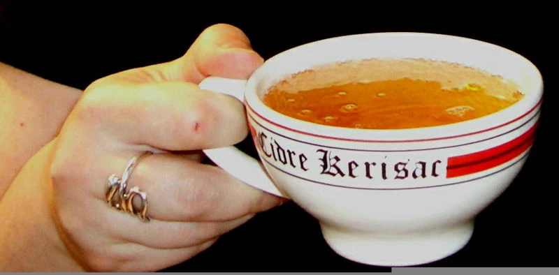 Traditionele Bretonse cidre wordt geschonken uit een karakteristieke keramische kom.