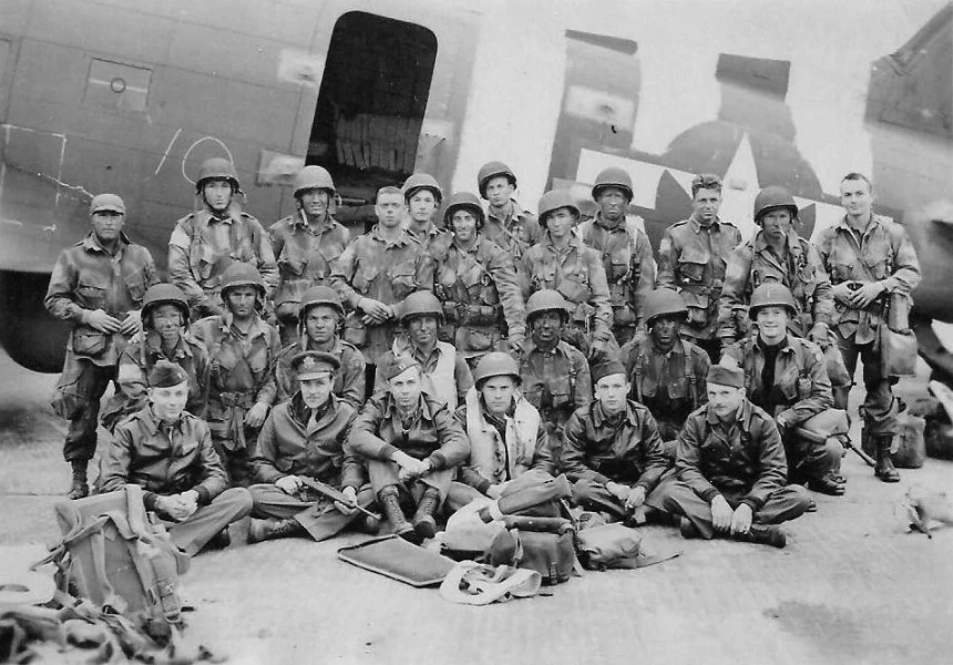 Bemanning van een vliegtuig en troepen die deelnamen aan D-DAY