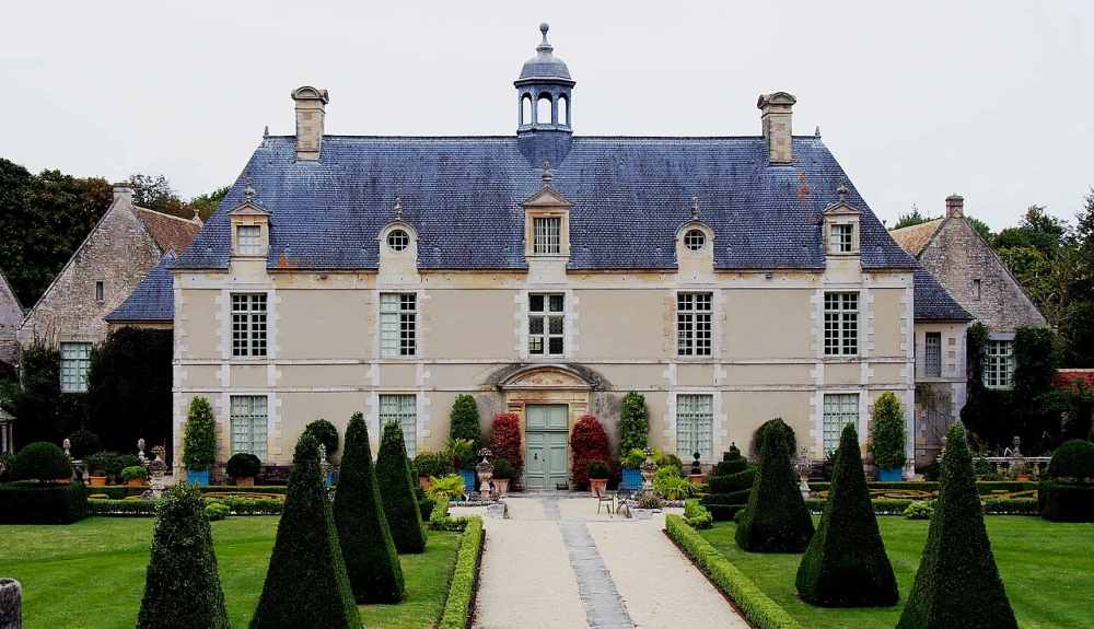 De geraffineerde formele tuinen van Château de Brécy met hun terrassen
