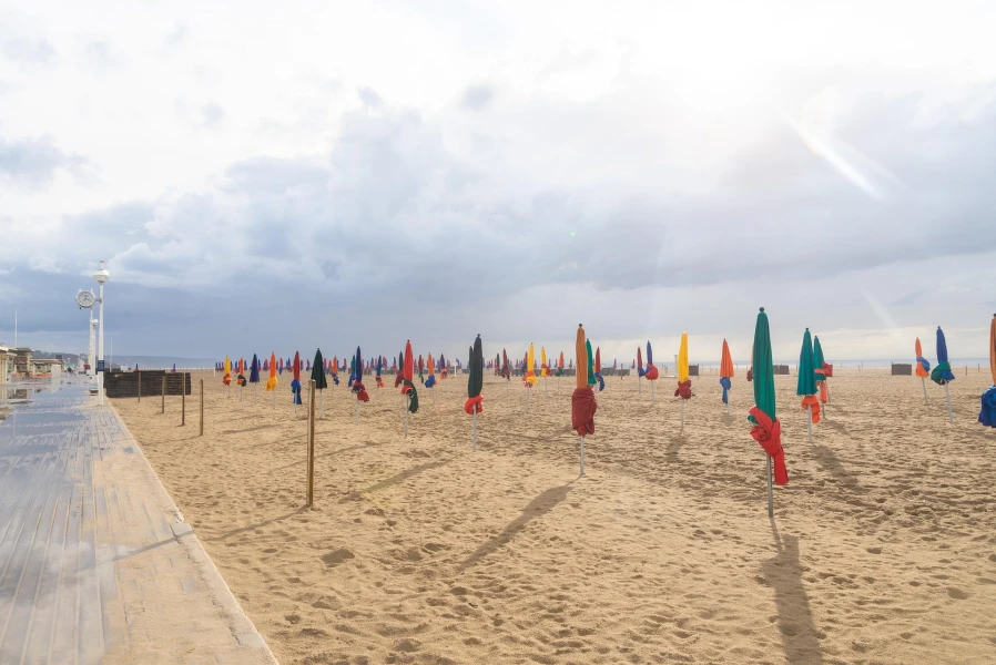De iconische gekleurde parasols en strandcabines op het elegante strand van Deauville.