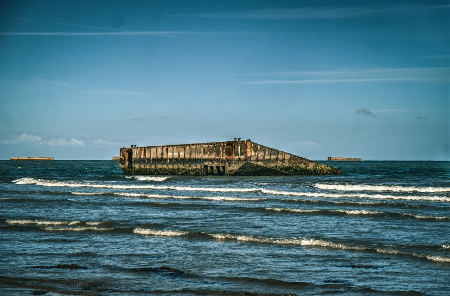De restanten van de Mulberry-haven in Arromanches, een technisch wonder dat cruciaal was voor het succes van D-Day.