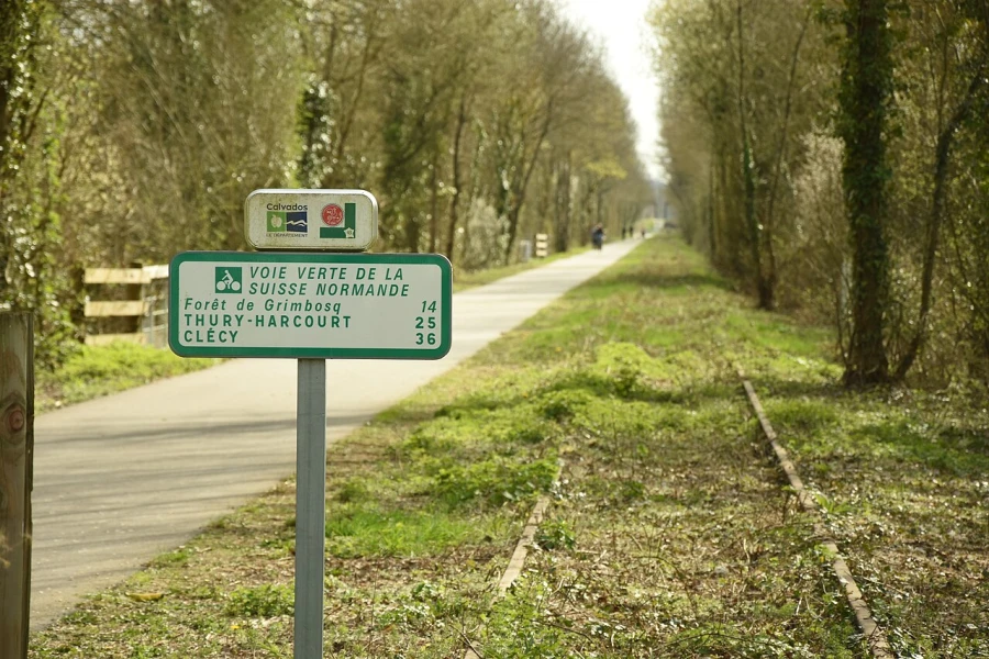 De Voie Verte tussen Caen en de kust biedt een veilige en pittoreske route voor fietsers van alle niveaus.