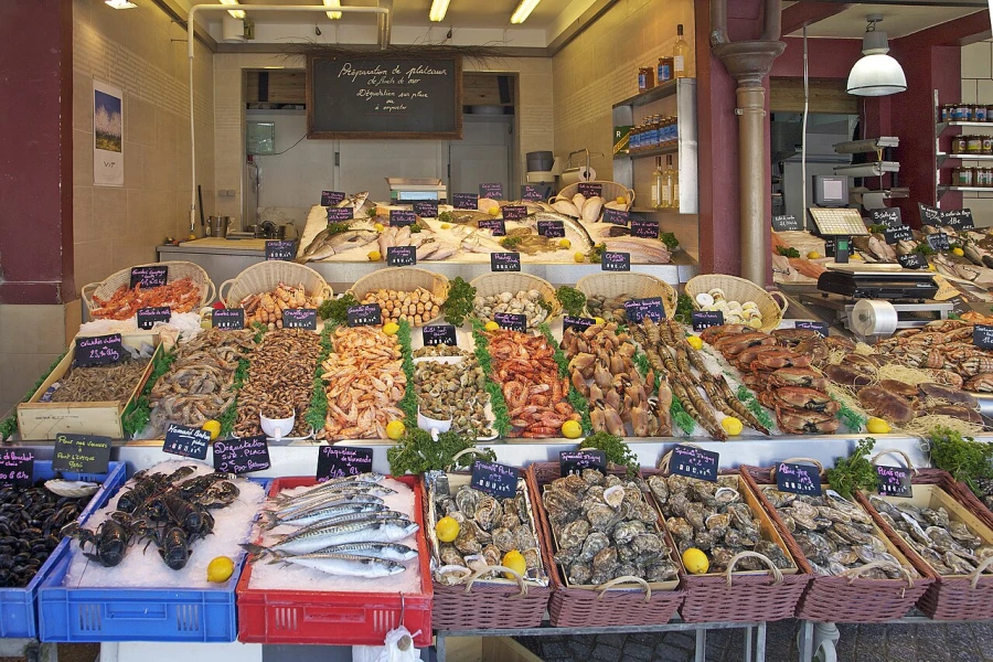 Een overvloed aan verse zeevruchten op de beroemde vismarkt van Trouville-sur-Mer.