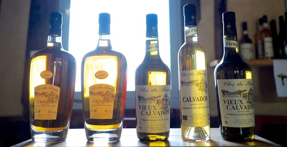 Een proeverij van lokale calvados. Kan jong en oud gedronken worden.