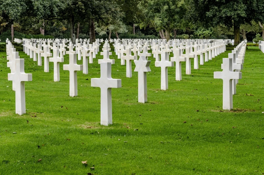 Het indrukwekkende Amerikaanse kerkhof van Colleville-sur-Mer, met zijn duizenden witte kruisen die uitkijken over Omaha Beach.