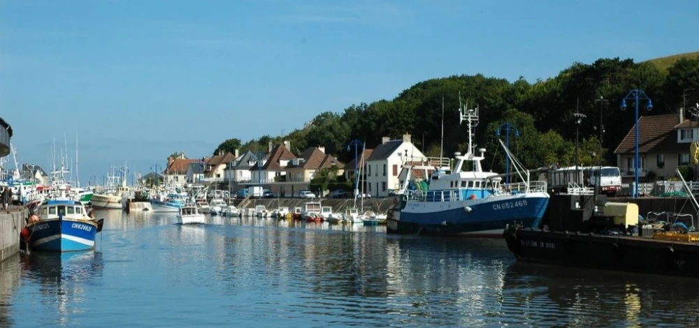Kleurrijke vissersboten in de charmante haven van Port-en-Bessin, een authentiek vissersdorp aan de Normandische kust.
