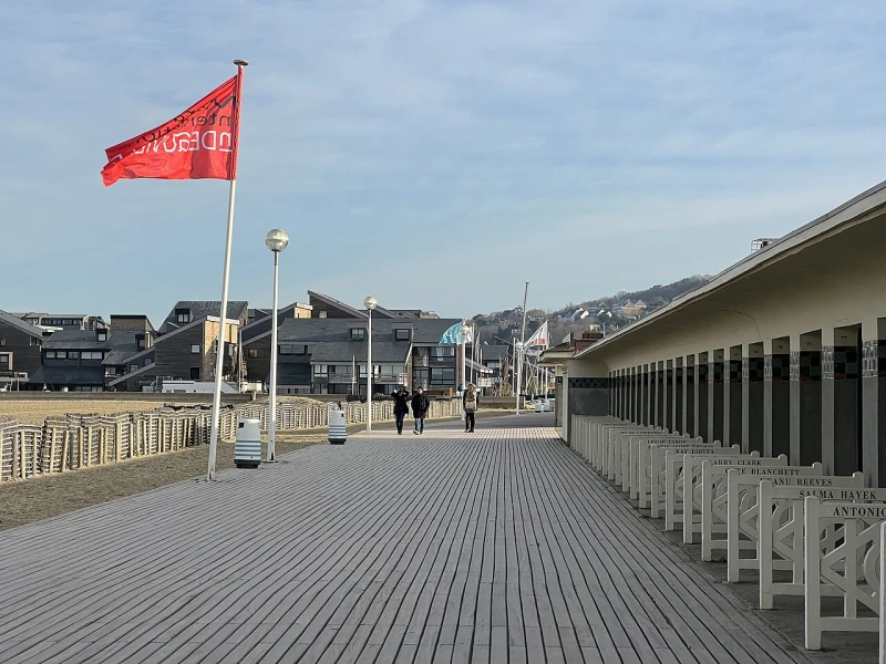 Promenade des Planches met zijn iconische strandcabines genoemd naar Hollywood-sterren