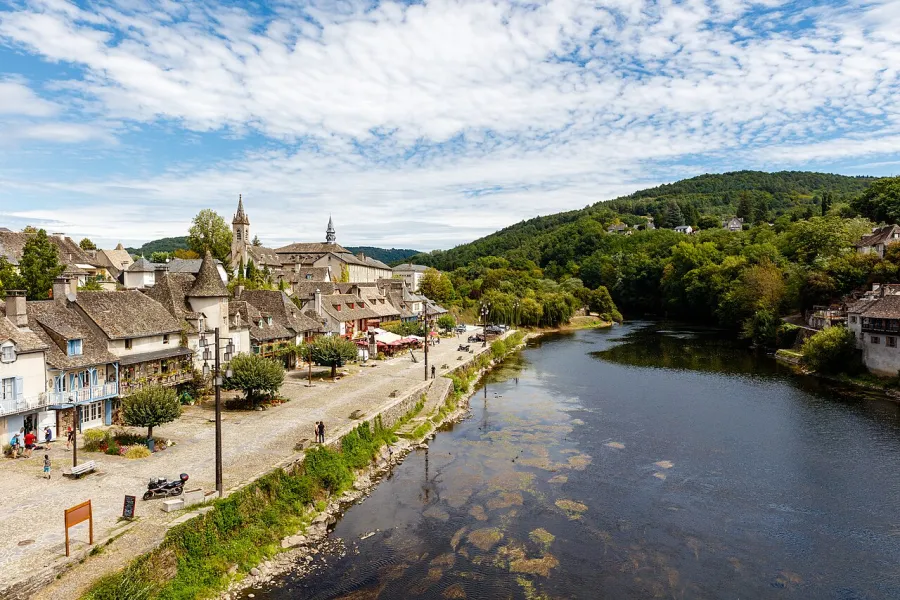 De Dordogne bij Argentat-sur-Dordogne, met de oude kades.