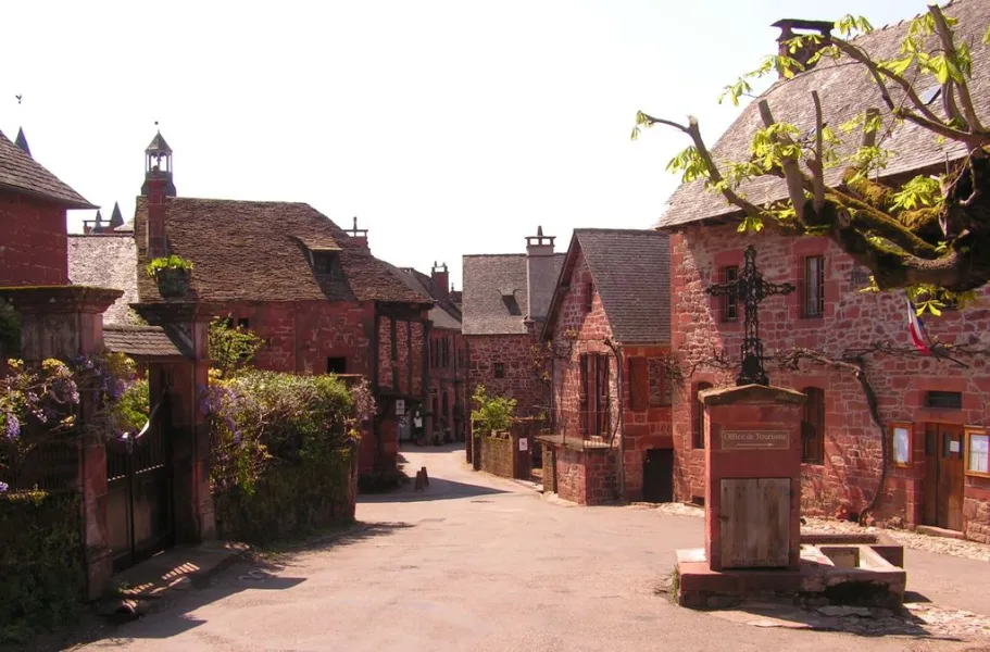 De rode zandstenen huizen en torens van Collonges-la-Rouge.
