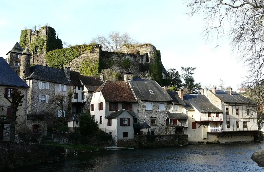 Ségur-le-Château in een bocht van de Auvézère.
