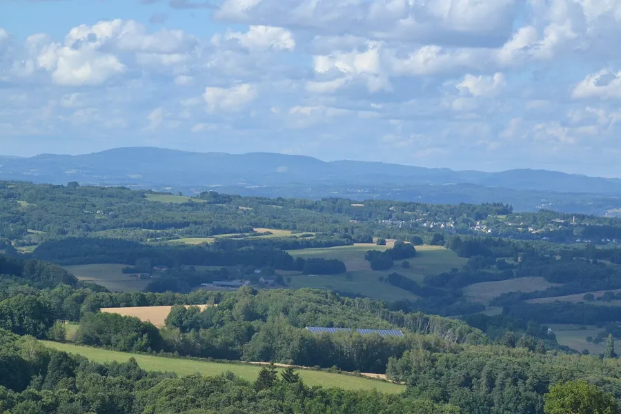 Uitzicht op Les Monédières vanaf de Roche de Vic waar u eindeloos kunt wandelen.