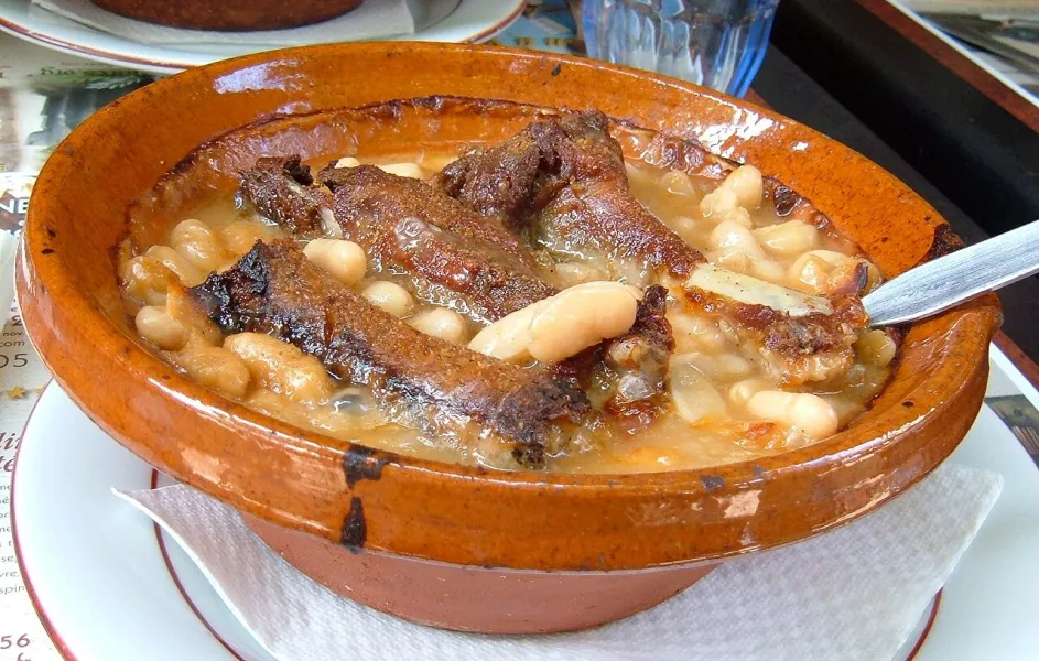 Cassoulet met saucisse de Toulouse, de klassieker van de streek.