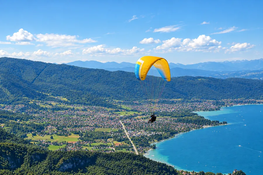 Parapente boven het meer van Annecy.