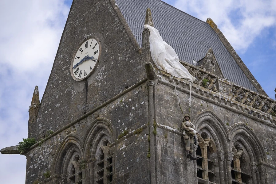 De kerk van Sainte-Mère-Église met de beroemde parachutist aan de toren