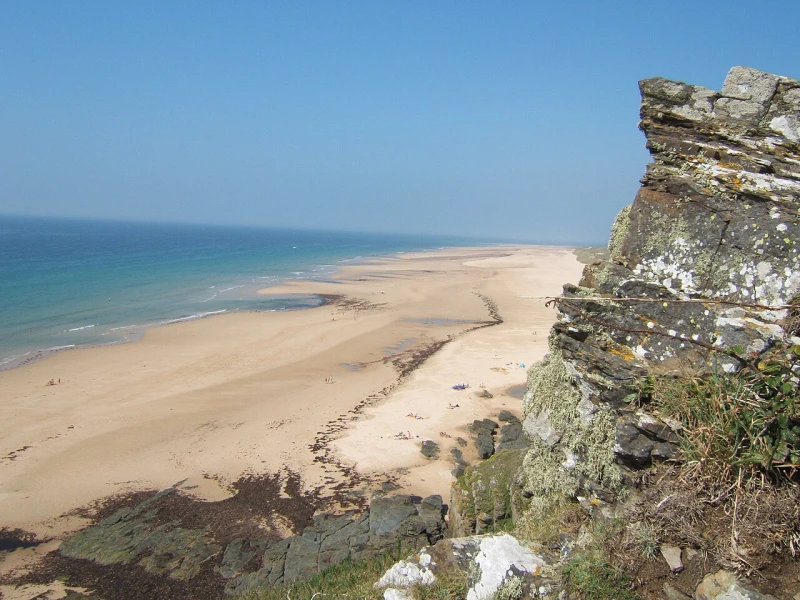 De westkust van Cotentin met zijn dramatische kliffen en kleine baaien met unieke strandjes