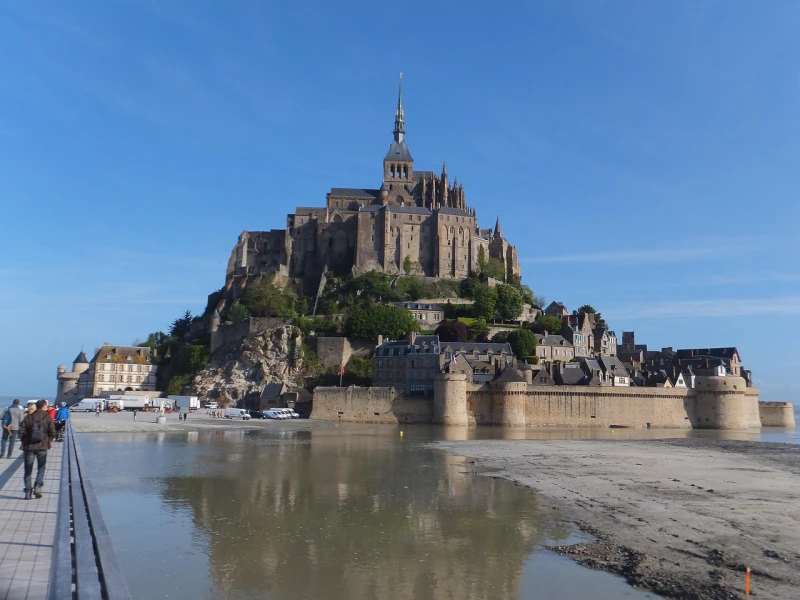 Het majestueuze Mont-Saint-Michel rijst op uit de getijdenvlakten van de baai