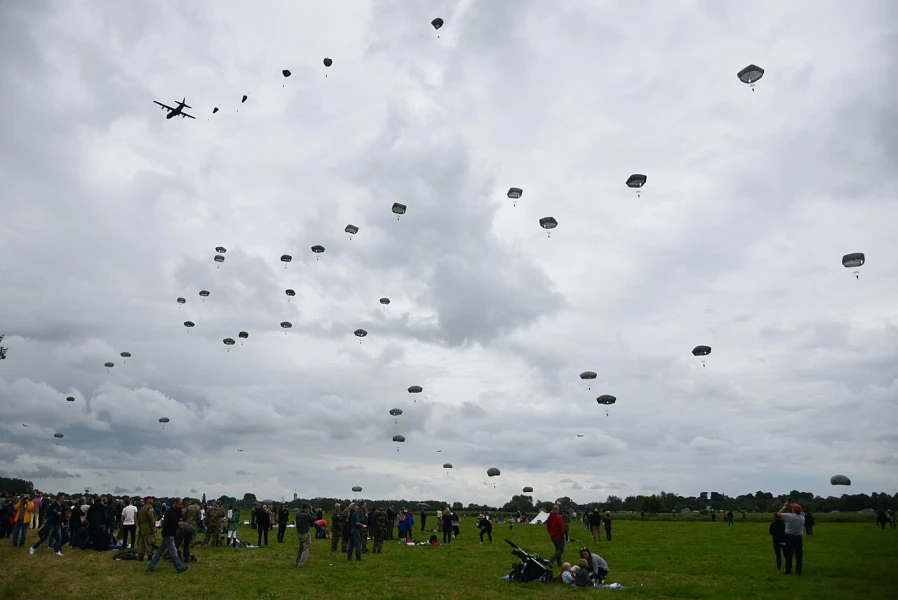 Militaire paratroopers herdenken D-Day