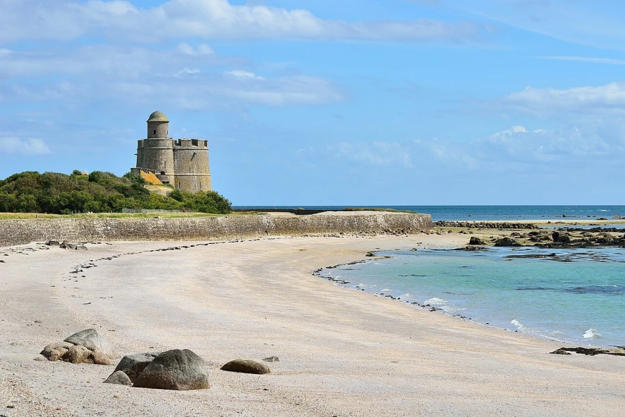 Saint-Vaast-la-Hougue met zicht op een Vauban toren.