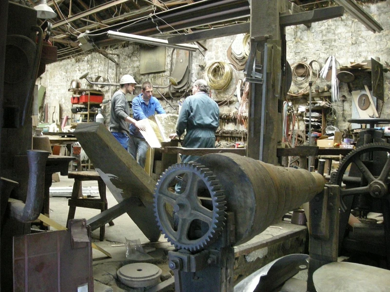 Traditionele kopersmeden aan het werk in Villedieu-les-Poêles