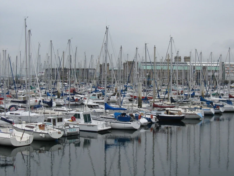 Zeilen bij de haven en voor de kust van Cherbourg is populair