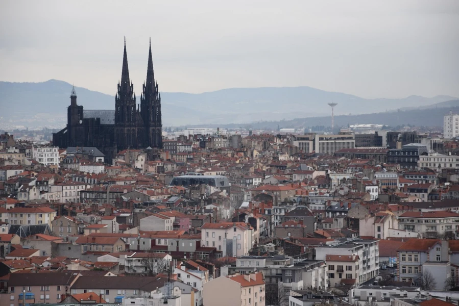 Clermont Ferrand met zicht op de Cathédrale Notre-Dame-de-l'Assomption