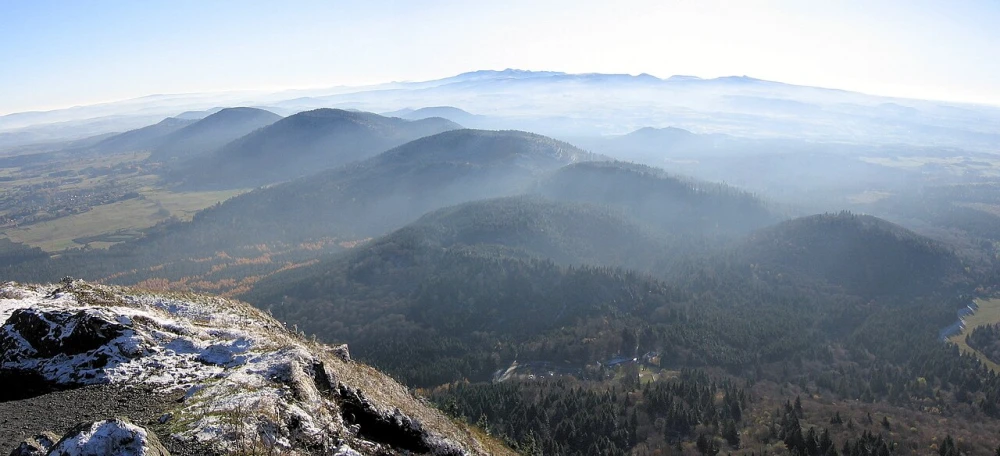Uitzicht op diverse vulkanen in de Auvergne - Puy de Dôme, een onvergetelijk moment.