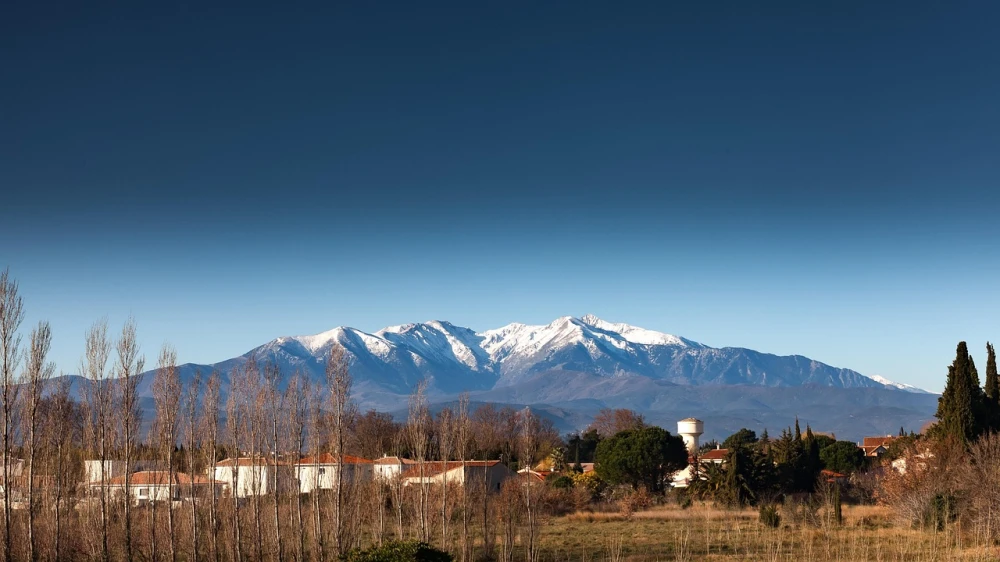 De heilige berg Canigou in Pyrénées-Orientales