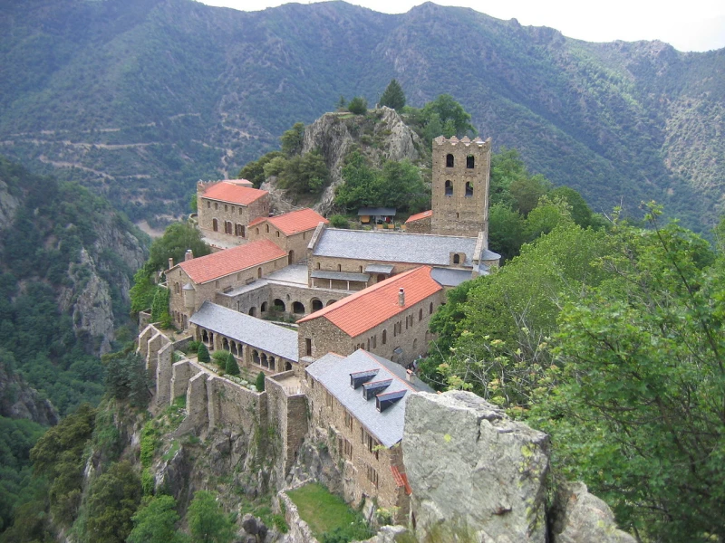 De spectaculaire abdij van Saint-Martin du Canigou tegen de bergflanken