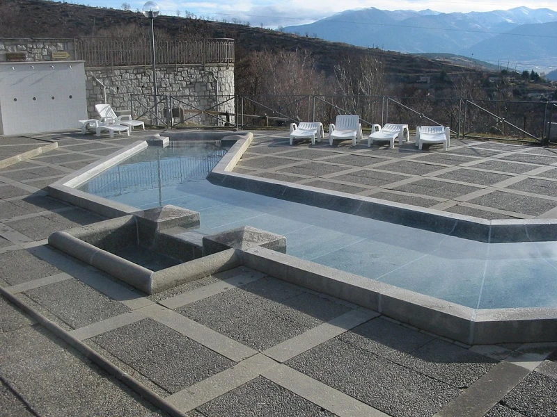 De thermale baden van Dorres met uitzicht over de bergen