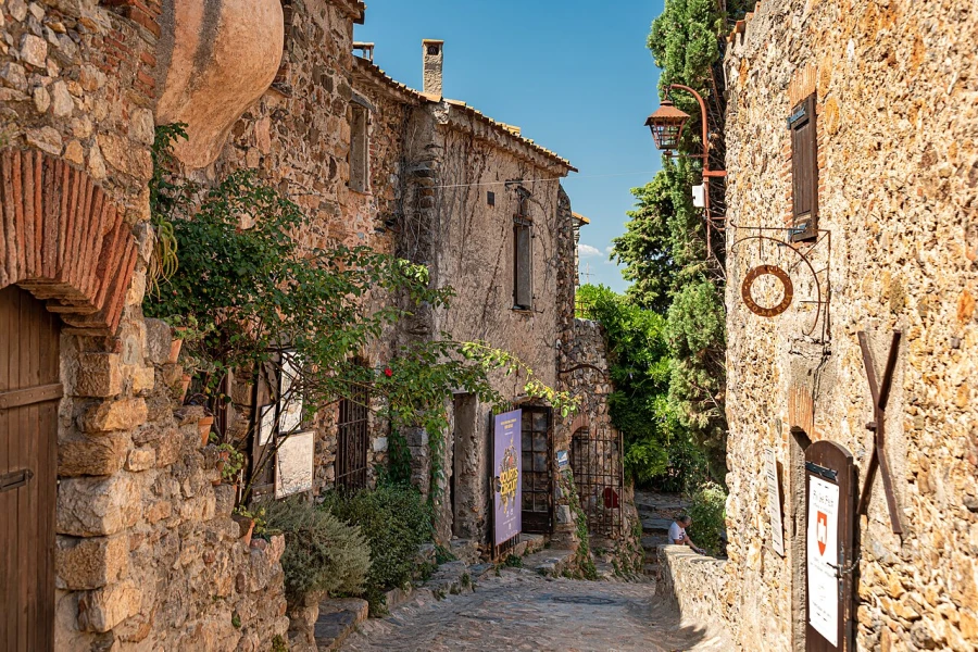 Eén van de vele fotogenieke straatjes in het historische dorp Castelnou