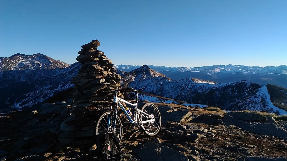 Een mountainbiker in de bergen van Pyrénées-Orientales
