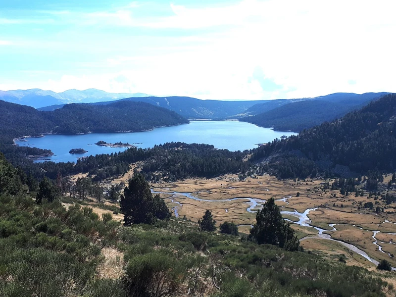 Het smaragdgroene Lac des Bouillouses omringd door bergtoppen