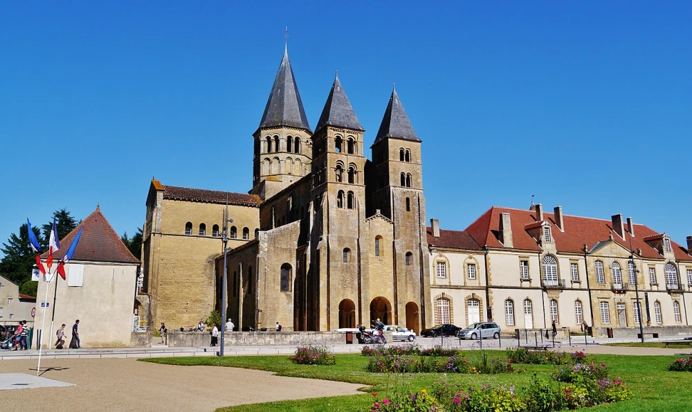De basiliek van Paray-le-Monial, een prachtig voorbeeld van Cluniacensische architectuur