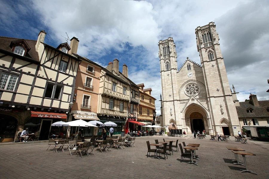 Het marktplein met de vakwerk huizen in Chalon-sur-Saône