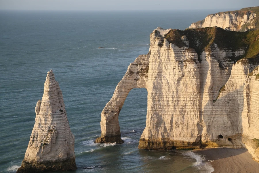 De beroemde olifantsboog van Étretat met de naald die oprijst uit de zee