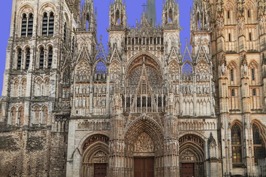 De gotische kathedraal van Rouen met zijn indrukwekkende facade