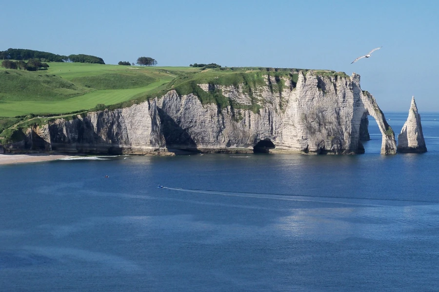 De indrukwekkende krijtrotsen van Étretat met hun beroemde bogen