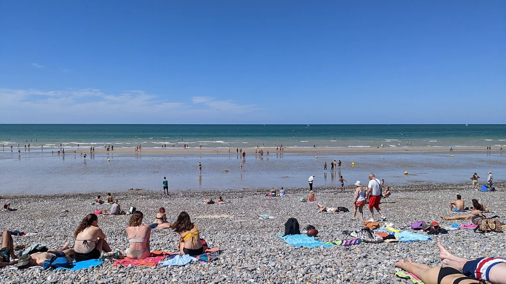 Families genieten van de brede zand- en kiezelstranden van Seine-Maritime