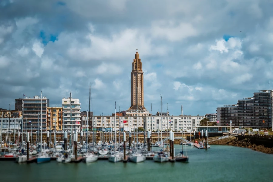 Le Havre met zijn moderne architectuur en de uitgestrekte haven aan de Seine-monding