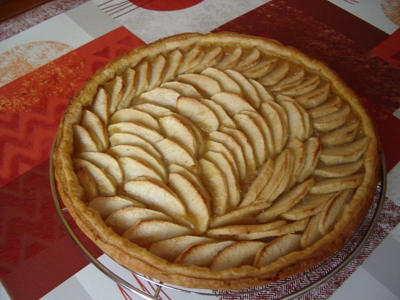 Traditionele Normandische appeltaart met verse appels uit de Seine-vallei