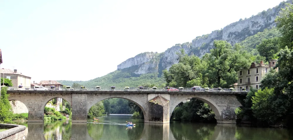 De kloof bij Saint-Antonin met brug, ideaal voor vissers en waaghalzen die de steile wanden willen beklimmen.