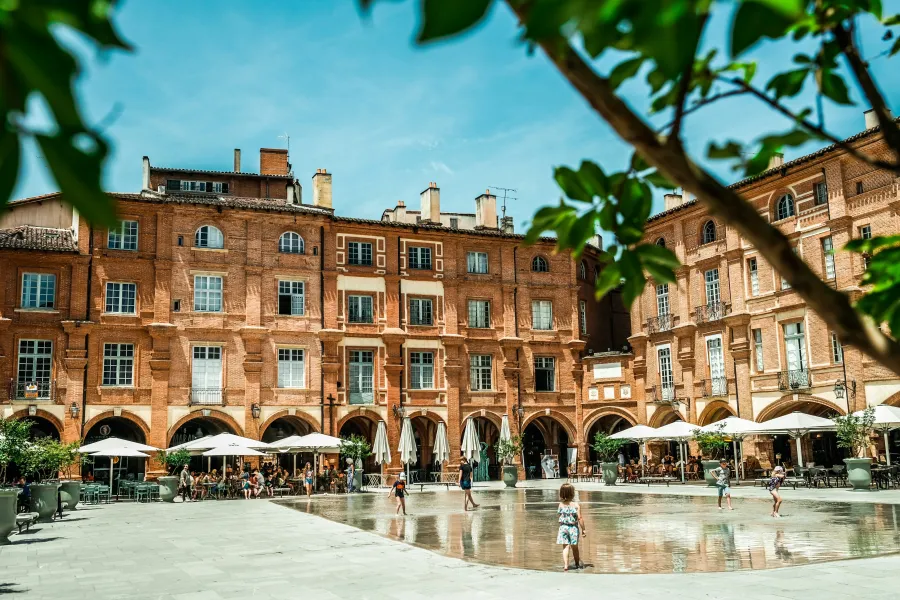 De Place Nationale in Montauban, met haar dubbele arcaden van roze baksteen.