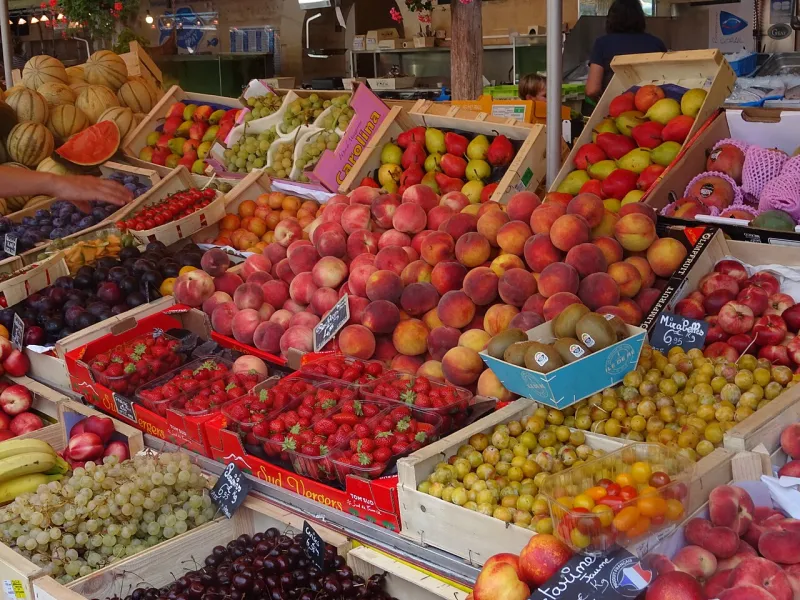 Een fruitstal met seizoenproducten.