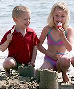 Kinderen spelen aan zee in Frankrijk